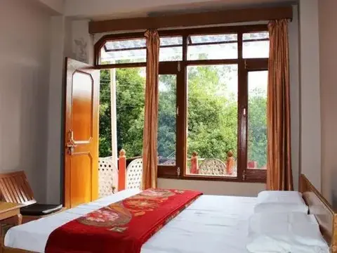 Кангра: Hotel Peak Bound
