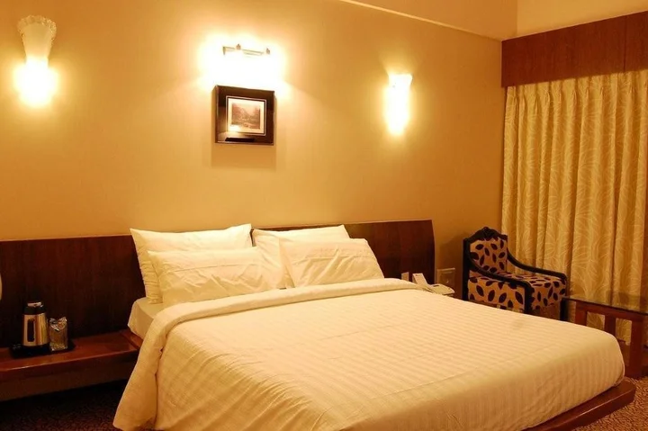 Солапур: Hotel Tripursundari
