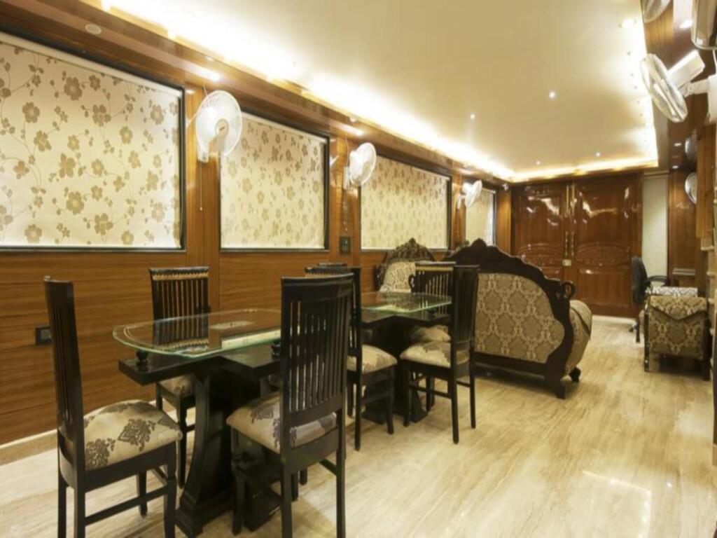 Нью-Дели: Hotel Wood Castle Grand