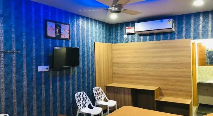 Хогенакал: C M Hotel