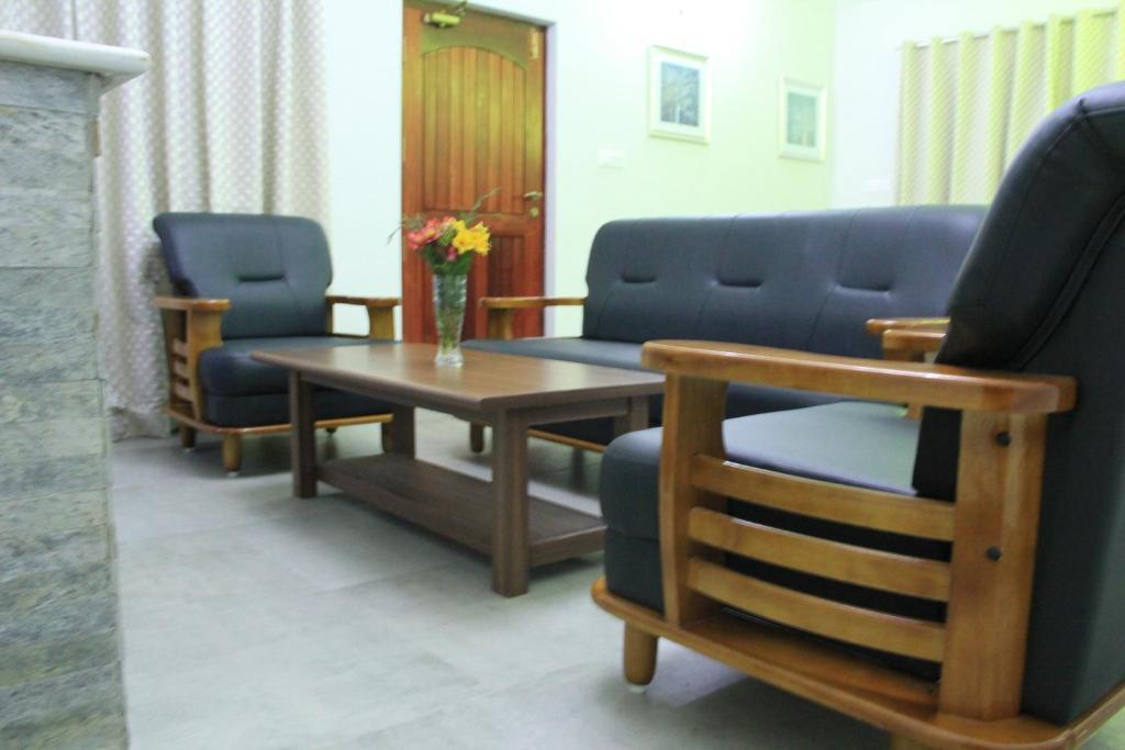 Ути: Two Seas Residence