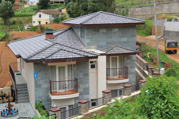 Ути: Two Seas Residence