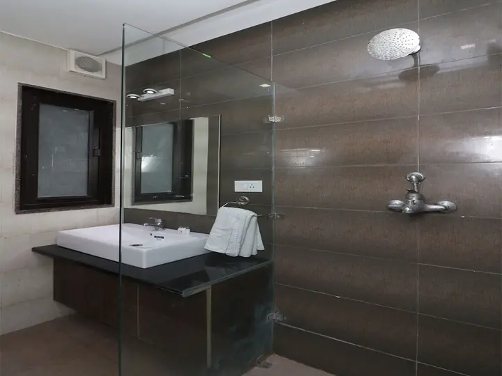 Матхура: Capital O 2594 Hotel Kanchan Residency