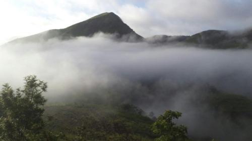 Куттикканам: The Kissing Mountains