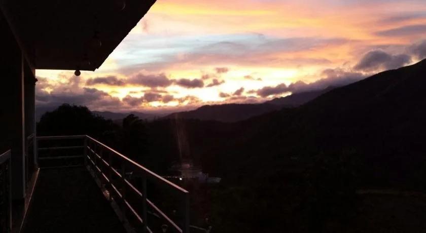 Куттикканам: The Kissing Mountains