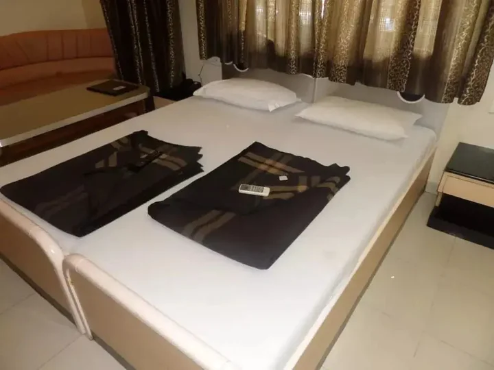 Ахмеднагар: Hotel Parichay
