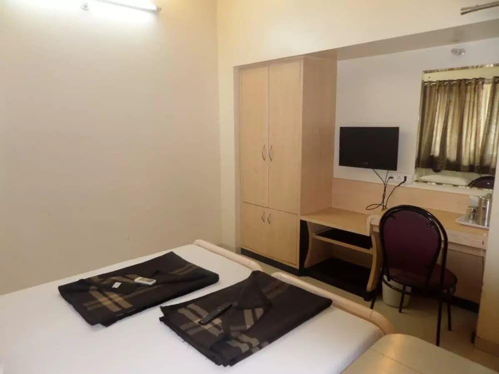 Ахмеднагар: Hotel Parichay