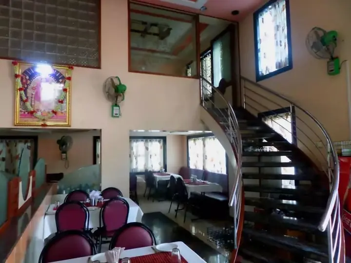 Ахмеднагар: Hotel Parichay