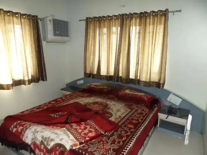 Ахмеднагар: Hotel Parichay