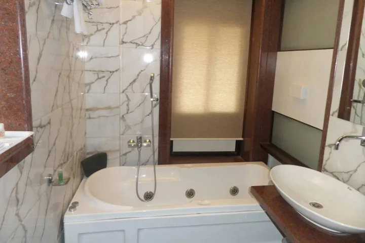 Ахмеднагар: Hotel Raj Palace
