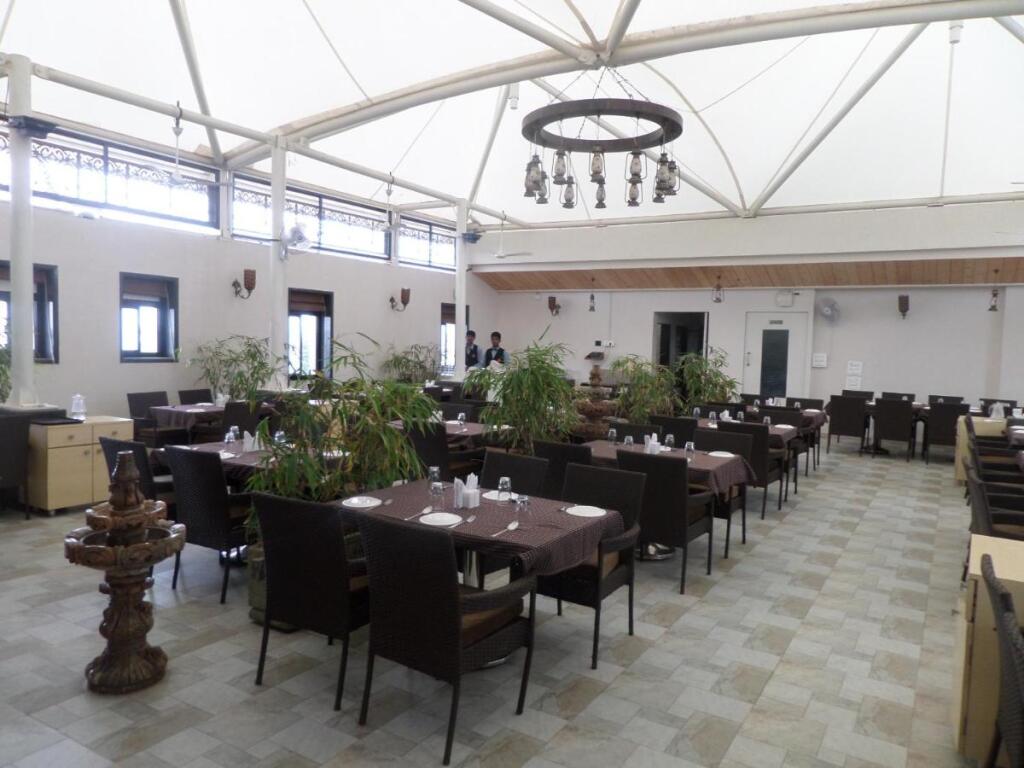 Ахмеднагар: Hotel Raj Palace