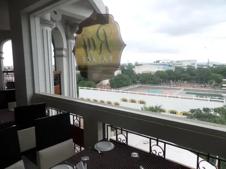 Ахмеднагар: Hotel Raj Palace