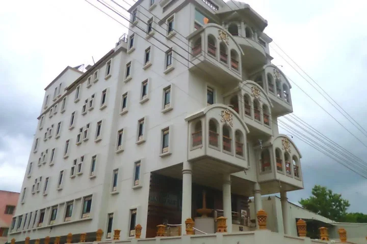 Ахмеднагар: Hotel Raj Palace