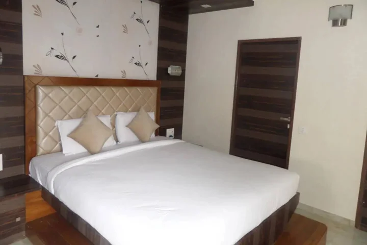 Ахмеднагар: Hotel Raj Palace