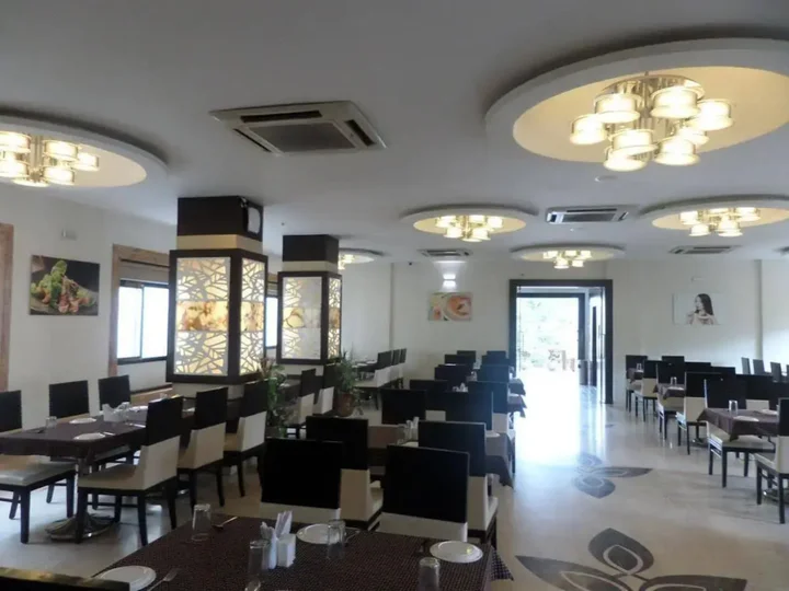 Ахмеднагар: Hotel Raj Palace