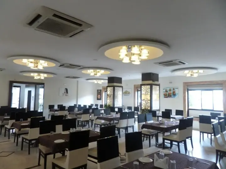 Ахмеднагар: Hotel Raj Palace