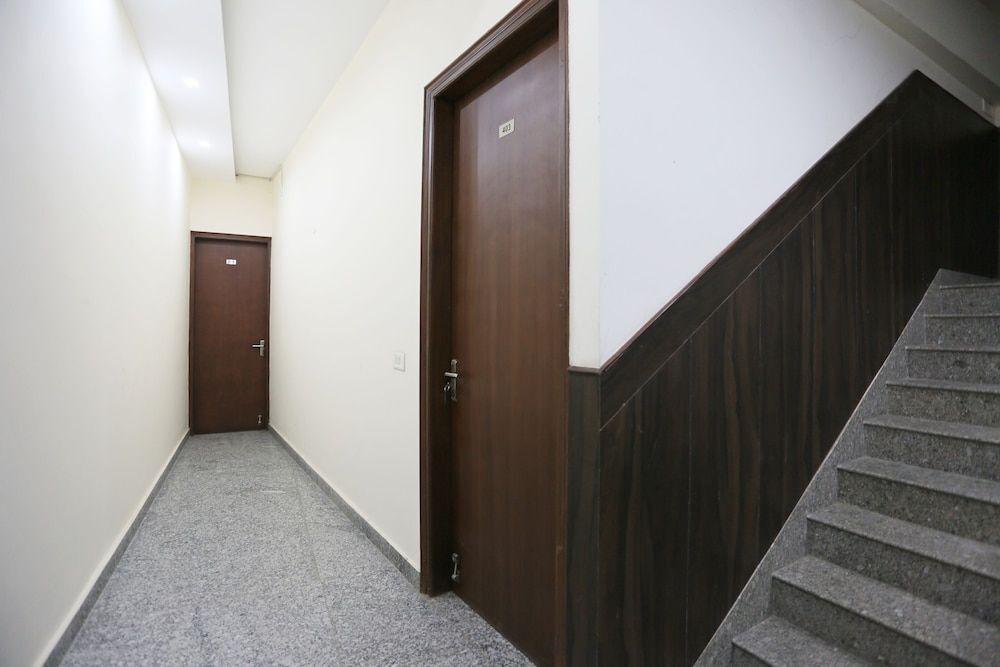 Нойда: Hotel Petals Inn