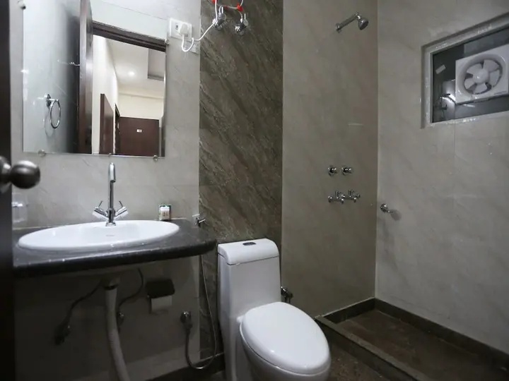 Нойда: Hotel Petals Inn
