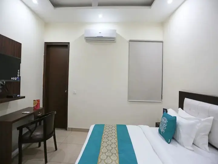 Нойда: Hotel Petals Inn