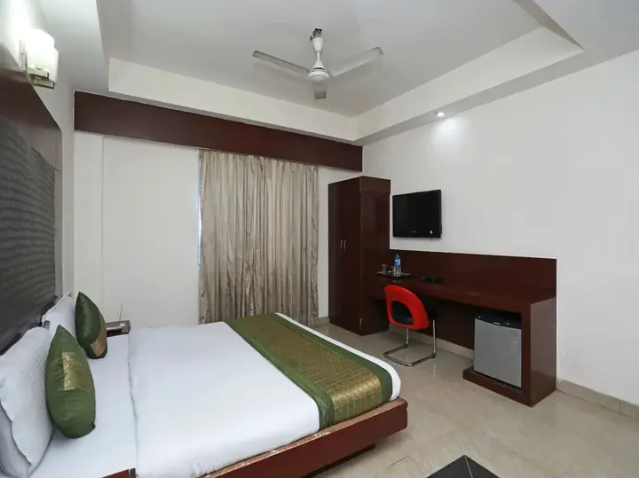Канпур: OYO Premium Swaroop Nagar