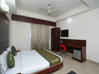 Канпур: OYO Premium Swaroop Nagar
