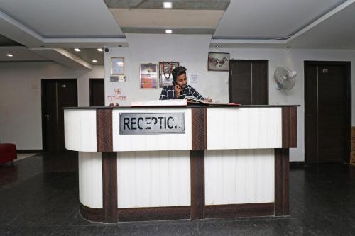 Канпур: OYO Premium Swaroop Nagar