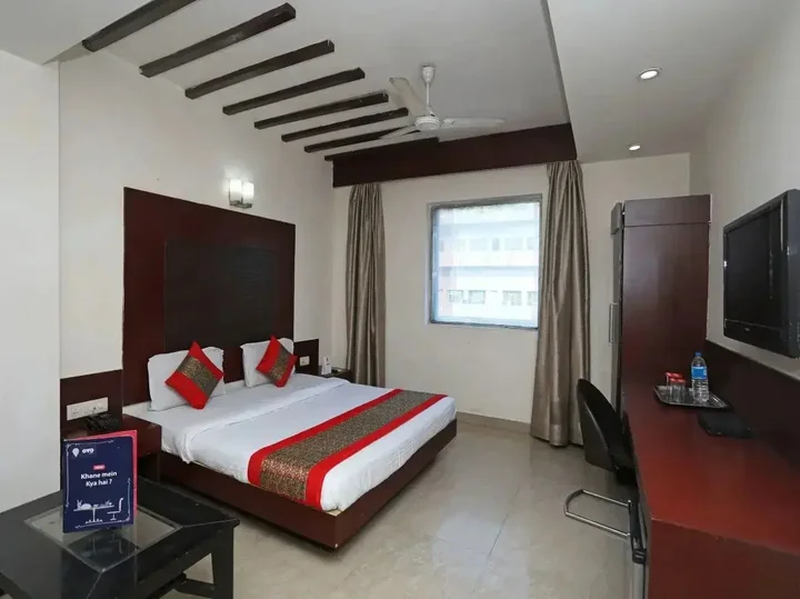 Канпур: OYO Premium Swaroop Nagar