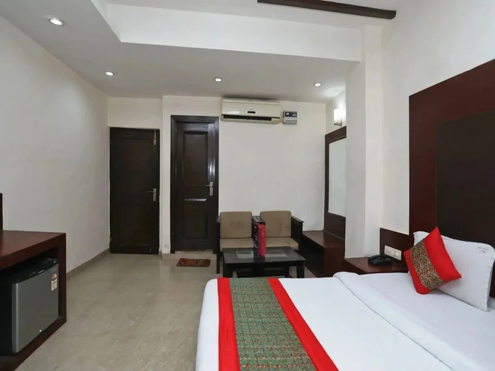 Канпур: OYO Premium Swaroop Nagar
