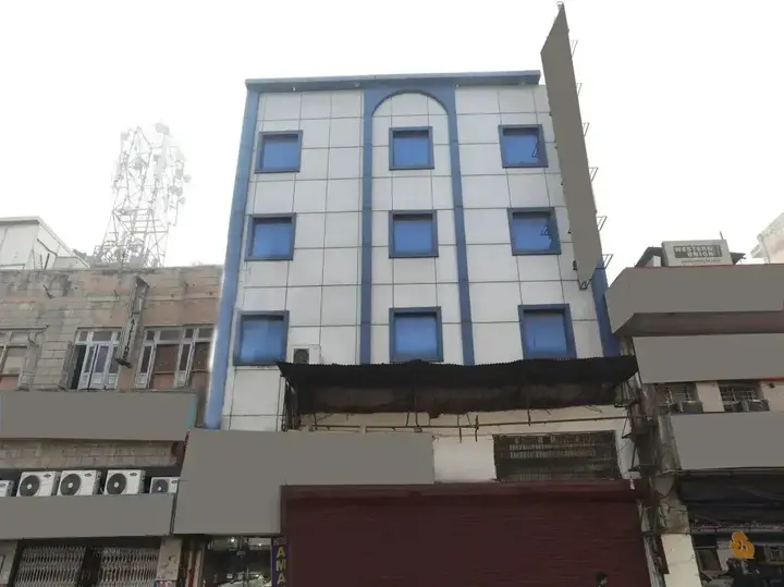 Канпур: OYO Premium Swaroop Nagar
