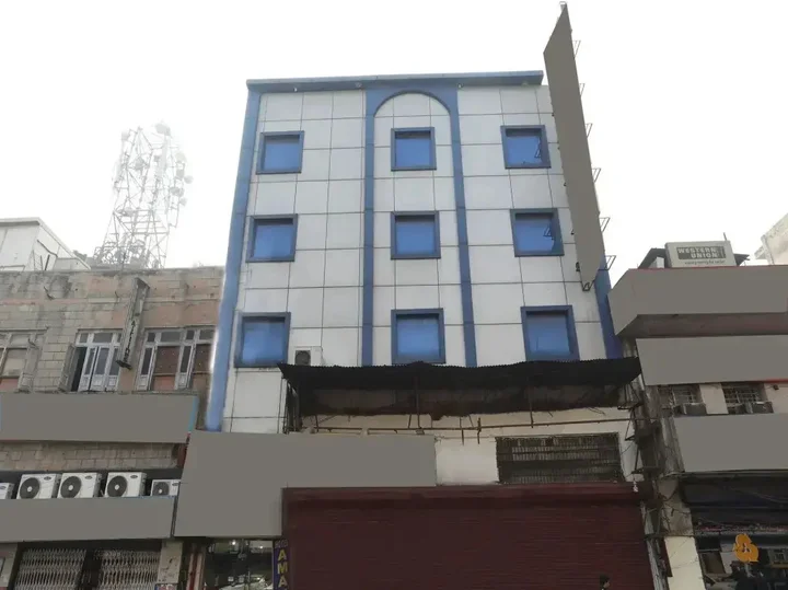 Канпур: OYO Premium Swaroop Nagar