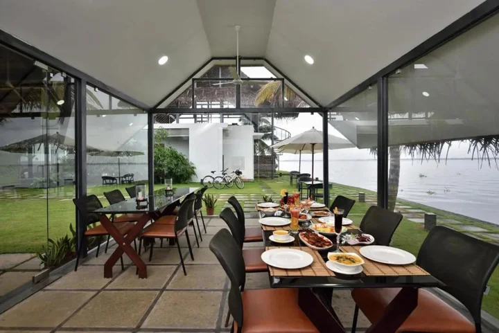 Аллеппи: Rain Dance HouseBoat