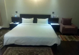 Шахджаханпур: Komachi Hotel