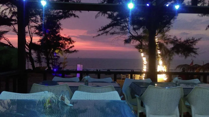 Бага: Shining Sand Beach Hotel