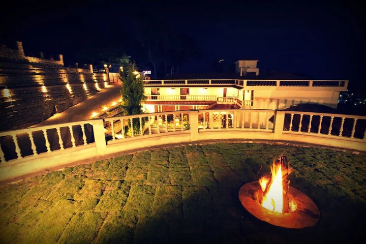 Салем: Summer House