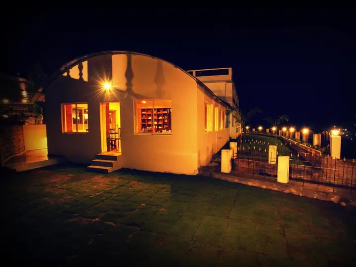 Салем: Summer House