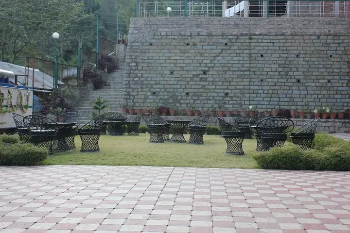 Бадди: Chandermukhi Resorts