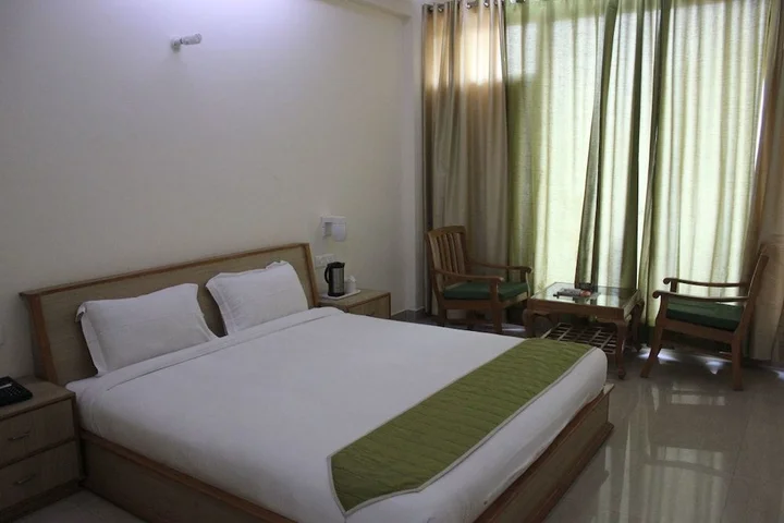 Бадди: Chandermukhi Resorts