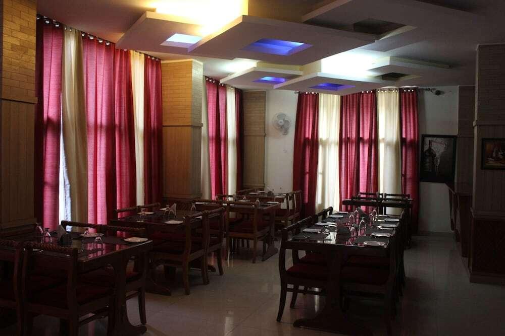 Бадди: Chandermukhi Resorts