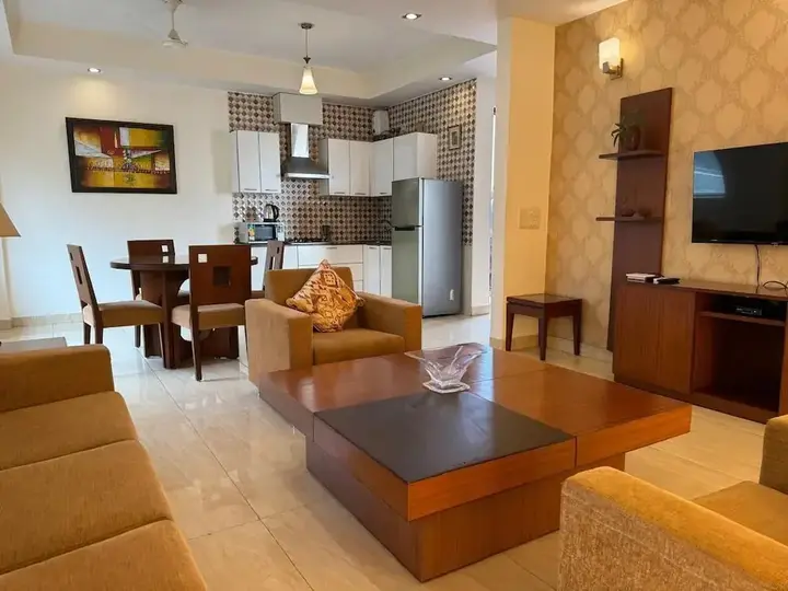 Нойда: Ahuja Residency