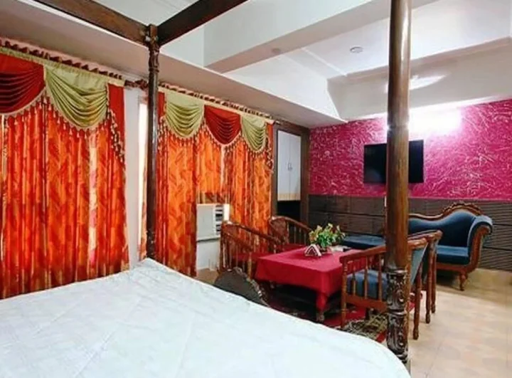 Катра: Hotel Swastik