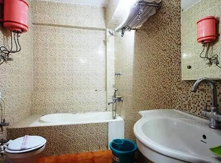Катра: Hotel Swastik