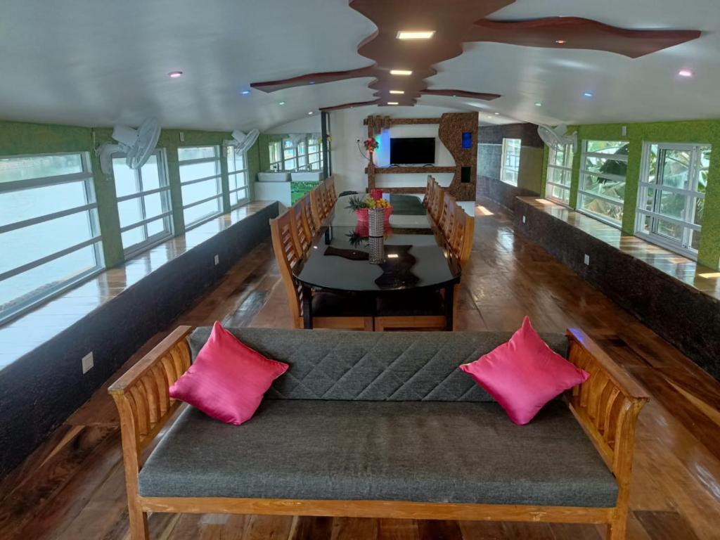 Аллеппи: Beachparadise  Daycruise houseboat