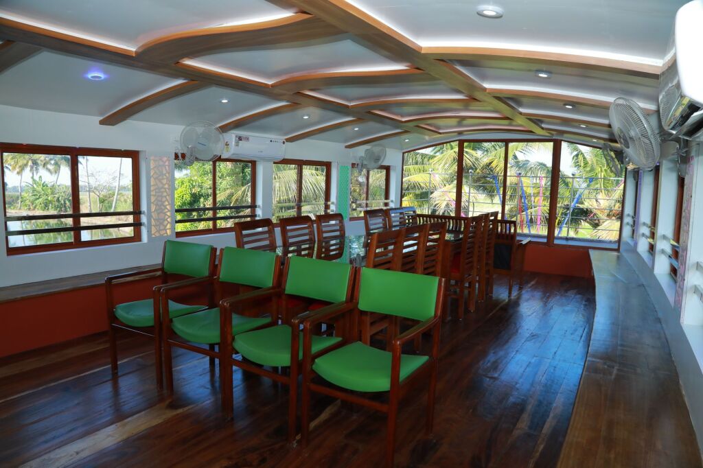 Аллеппи: Beachparadise  Daycruise houseboat