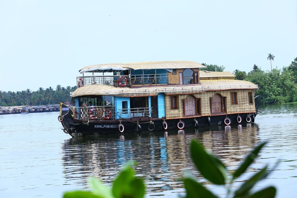 Аллеппи: Beachparadise  Daycruise houseboat