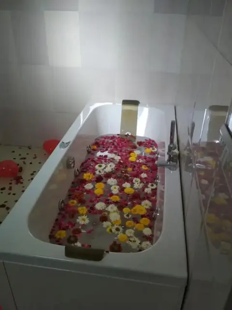 Хому: KV Hotel & Restaurant