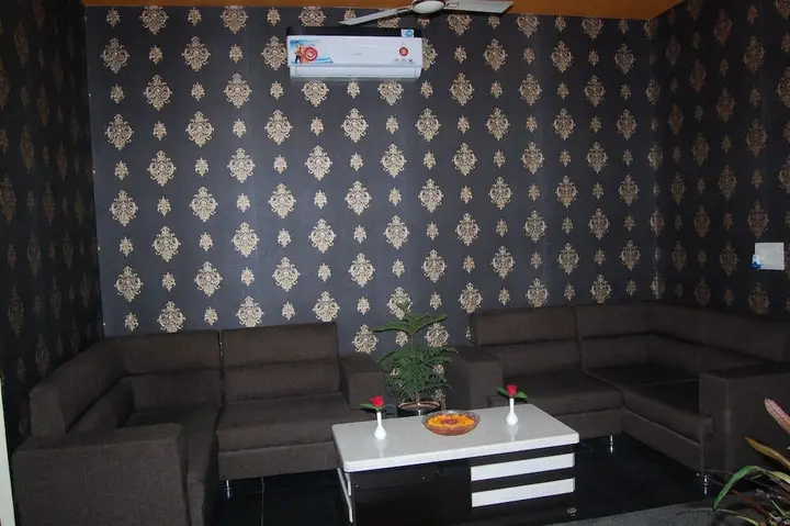 Хому: KV Hotel & Restaurant