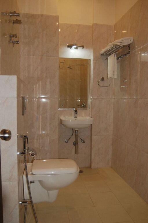Хому: KV Hotel & Restaurant