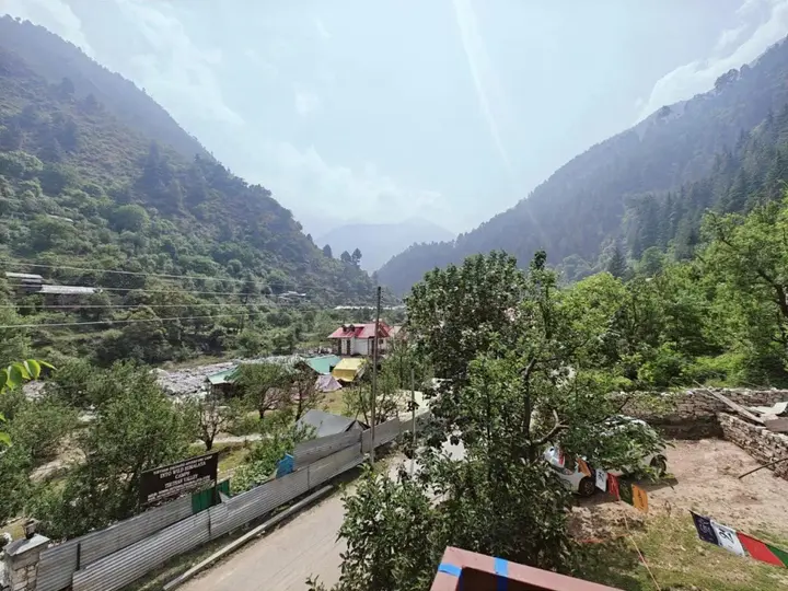 Гушайни: Sun N Sky Tirthan Valley