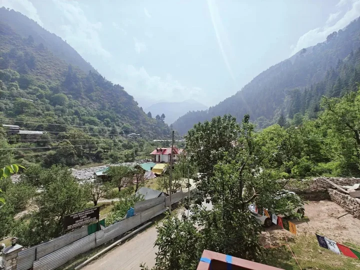 Гушайни: Sun N Sky Tirthan Valley