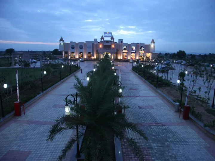 Шахджаханпур: The Lal Vilas Hotel & Resort